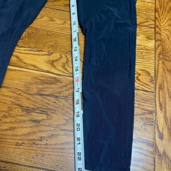 Fabletics Mid Waisted Black Mesh Panel Side Pockets Capri Size S. - Picture 4 of 10